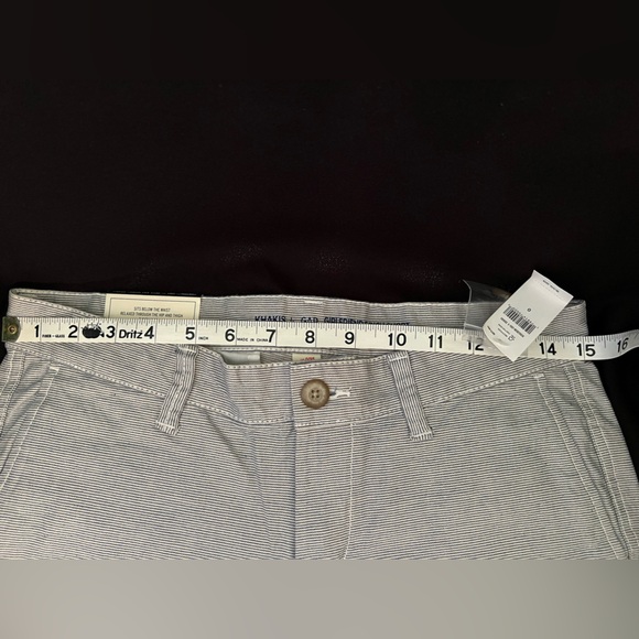 Khakis by Gap Girlfriend 5” Short - Picture 3 of 6